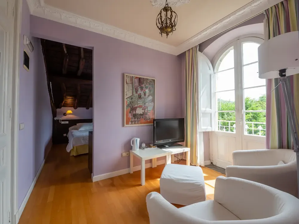 Sala de estar y balcón de la suite.