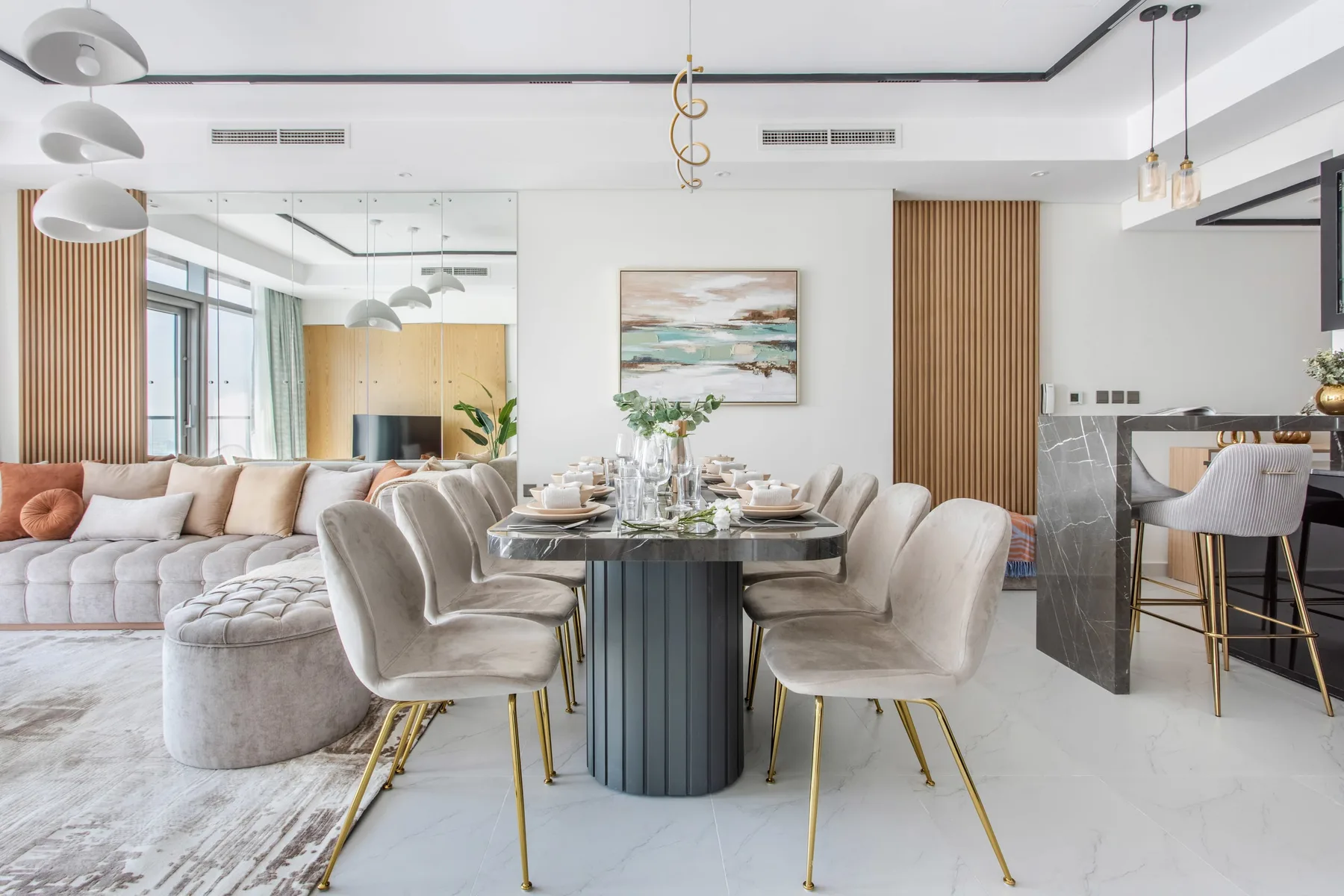 Una luminosa sala de estar y comedor de planta abierta con la mesa preparada.