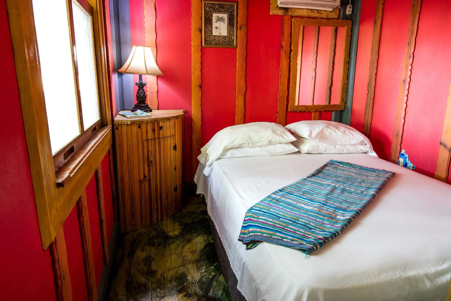 Interior de la cabaña Fantasea con una cama doble y paredes rosas.