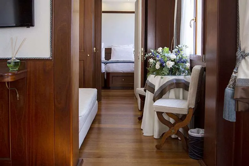 Pasillo revestido de madera con vistas a un dormitorio.