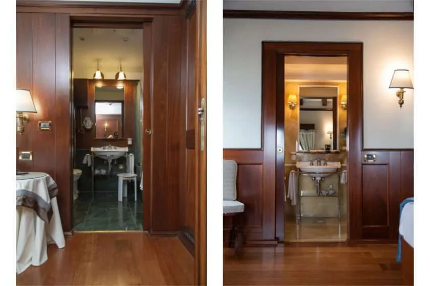 Interiores de baños de hotel con espejos de tocador y suelos de mármol.