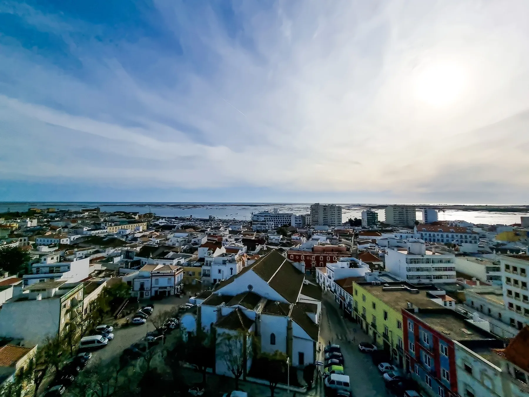 Una vista amplia de edificios bajos de la ciudad bajo un cielo nublado.