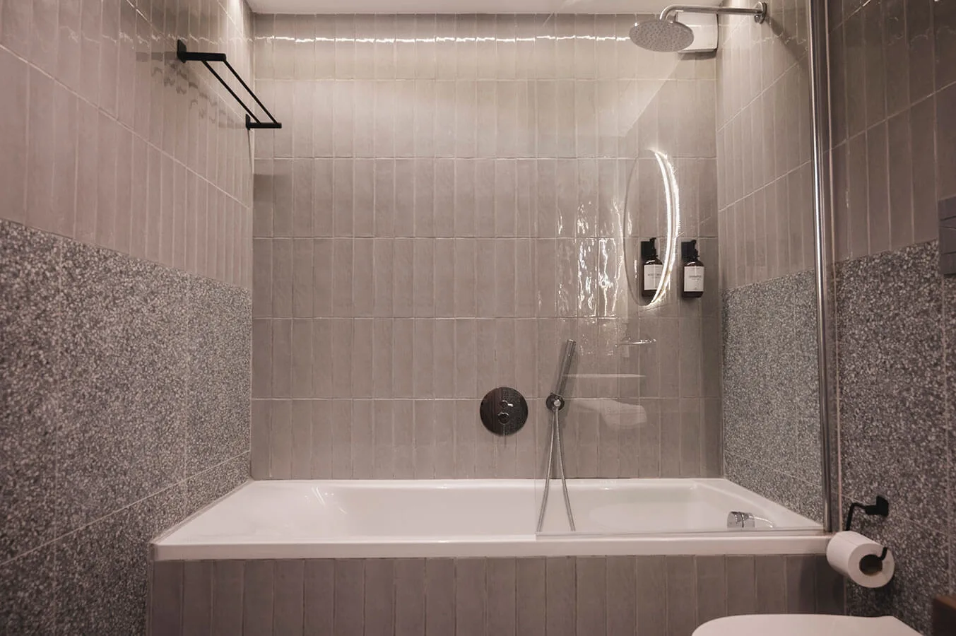 Double or twin room bathroom