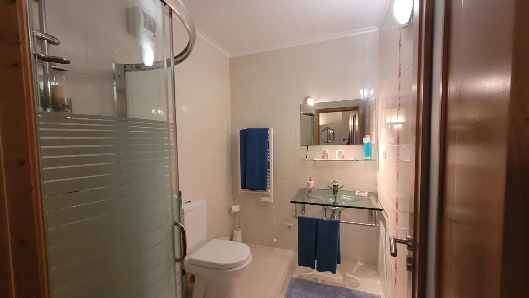 Ducha y lavabo de la habitación Lavanda