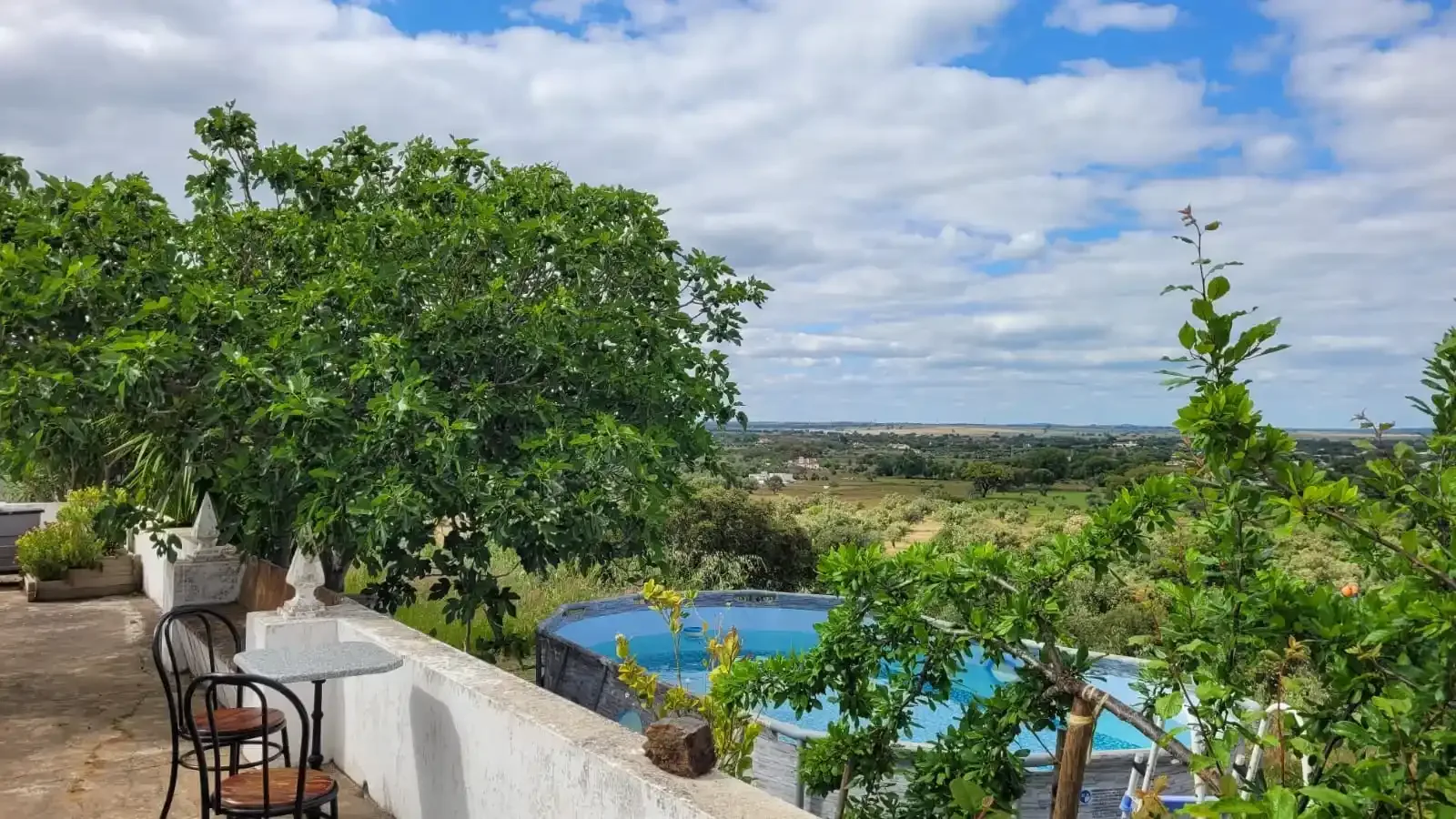Piscina y entorno rural de Madrugada Turismo Rural cerca de Évora