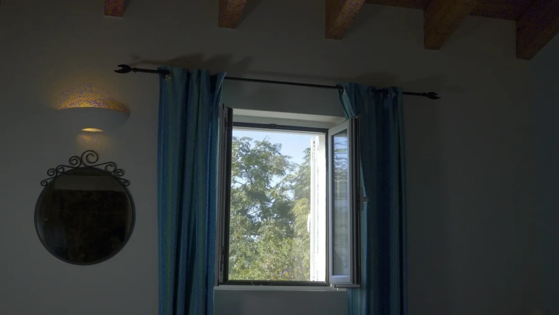 Vista al jardín desde la ventana de la habitación Lavanda