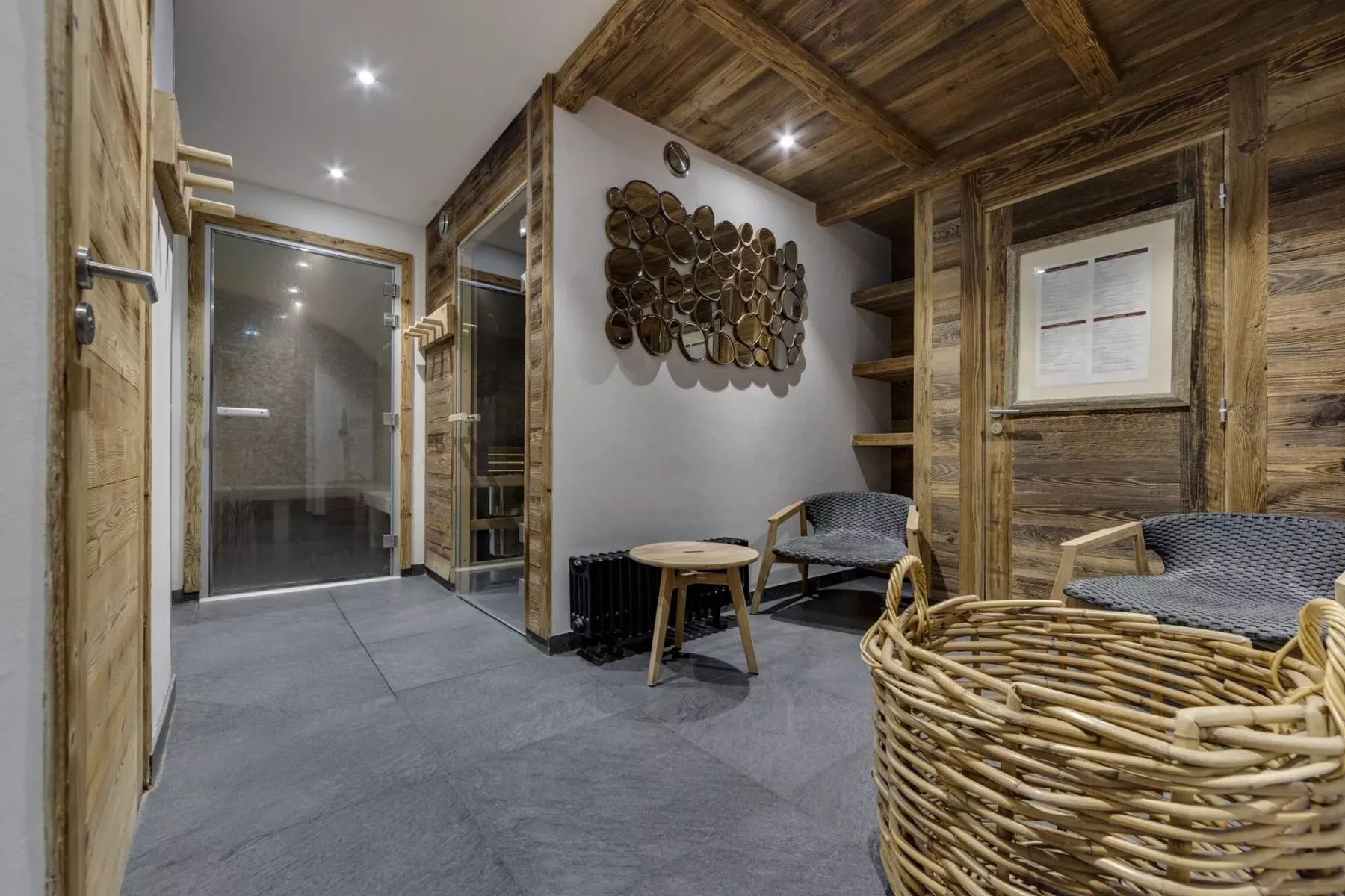 Una sala interior de estilo rústico con asientos, paredes de madera y arte decorativo.