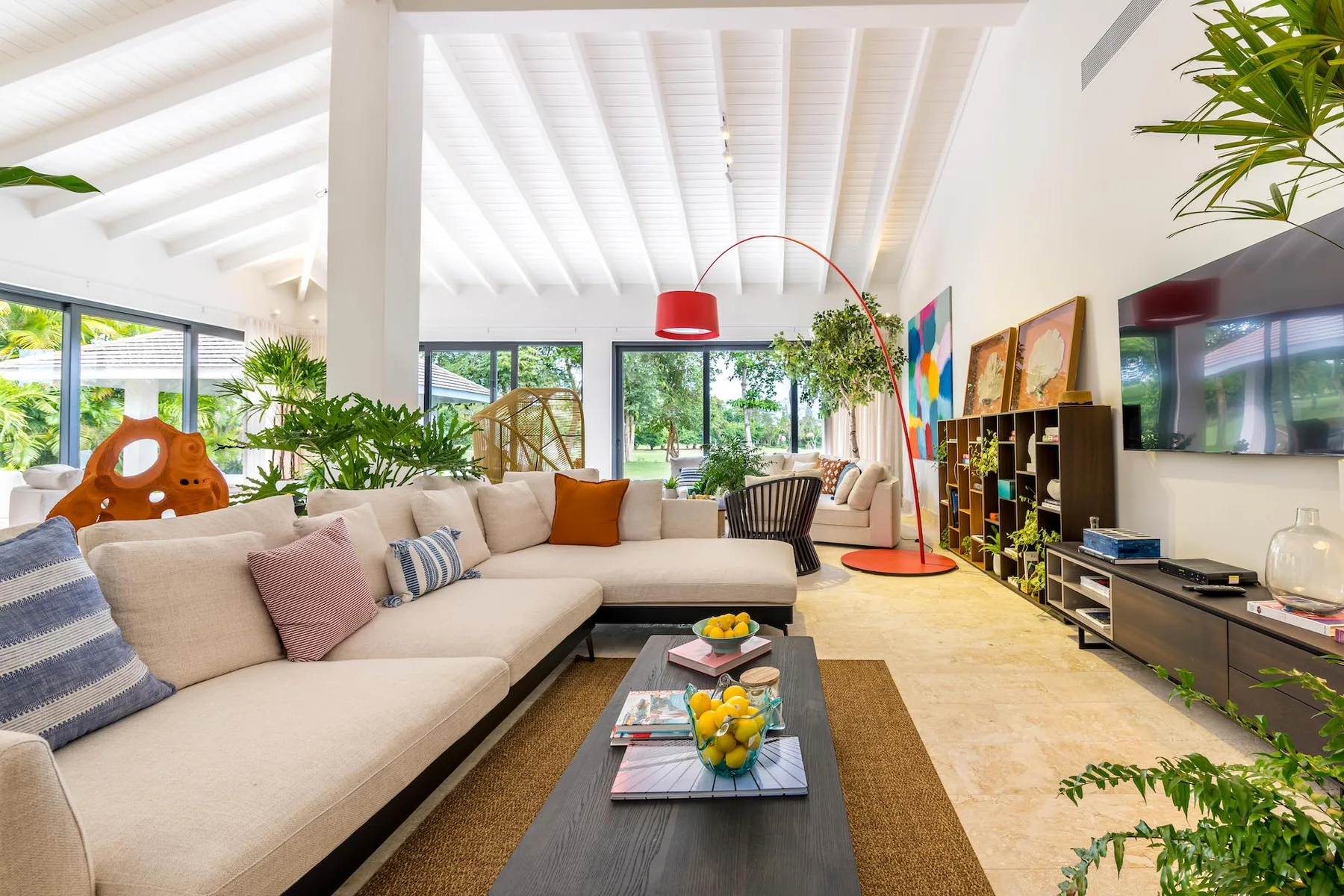 Una sala luminosa con una zona de asientos y un televisor.
