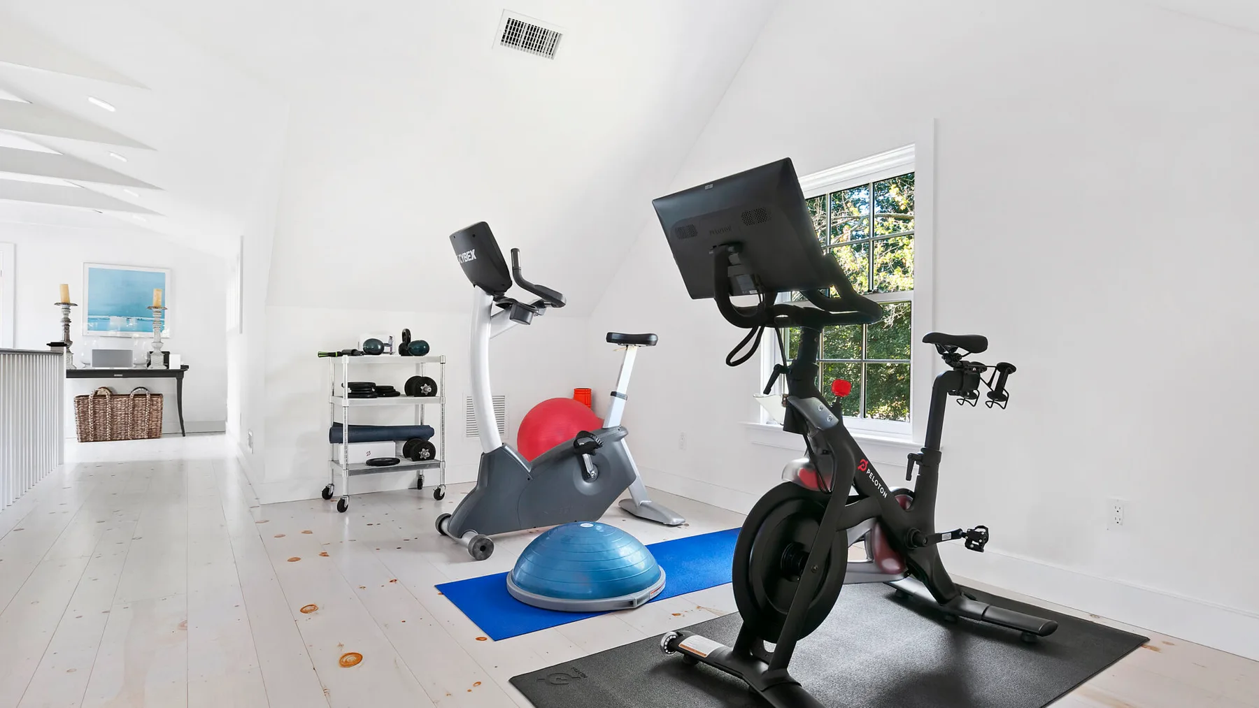 Un gimnasio luminoso con bicicletas estáticas y equipo para entrenar.