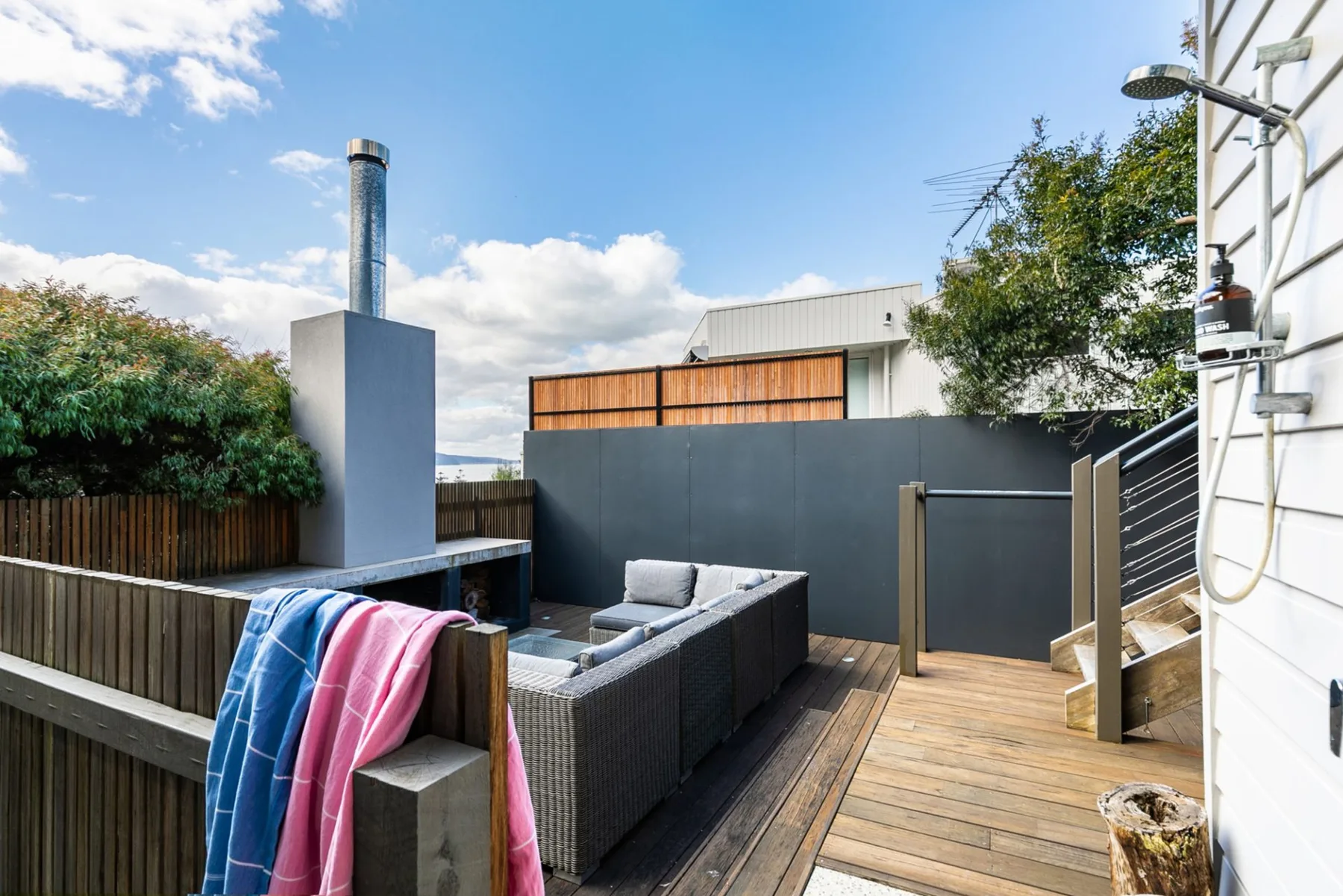 Una terraza en la azotea tiene una zona de asientos y suelo de madera.