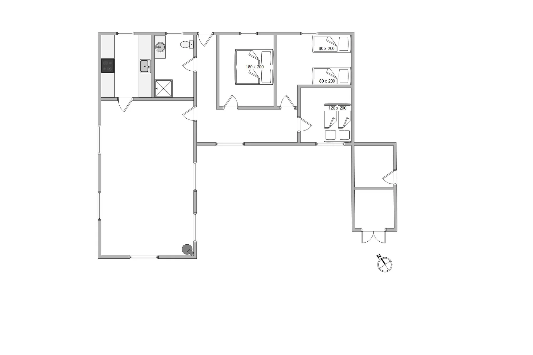 Un plano muestra varias habitaciones, baños y una amplia zona abierta.