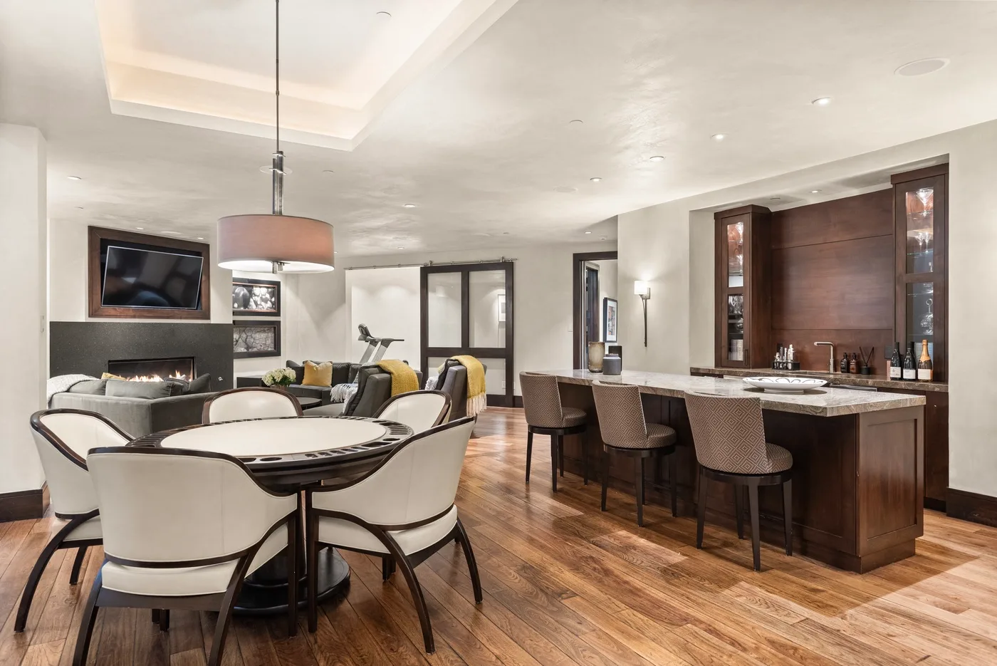 Un comedor y cocina de concepto abierto cuentan con una mesa grande y una isla de cocina.