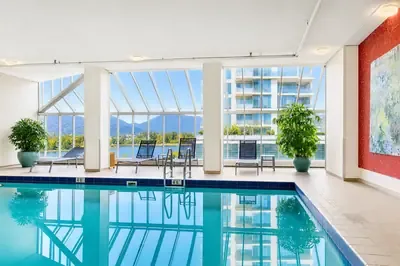 Piscina cubierta en Pinnacle Hotel Harbourfront