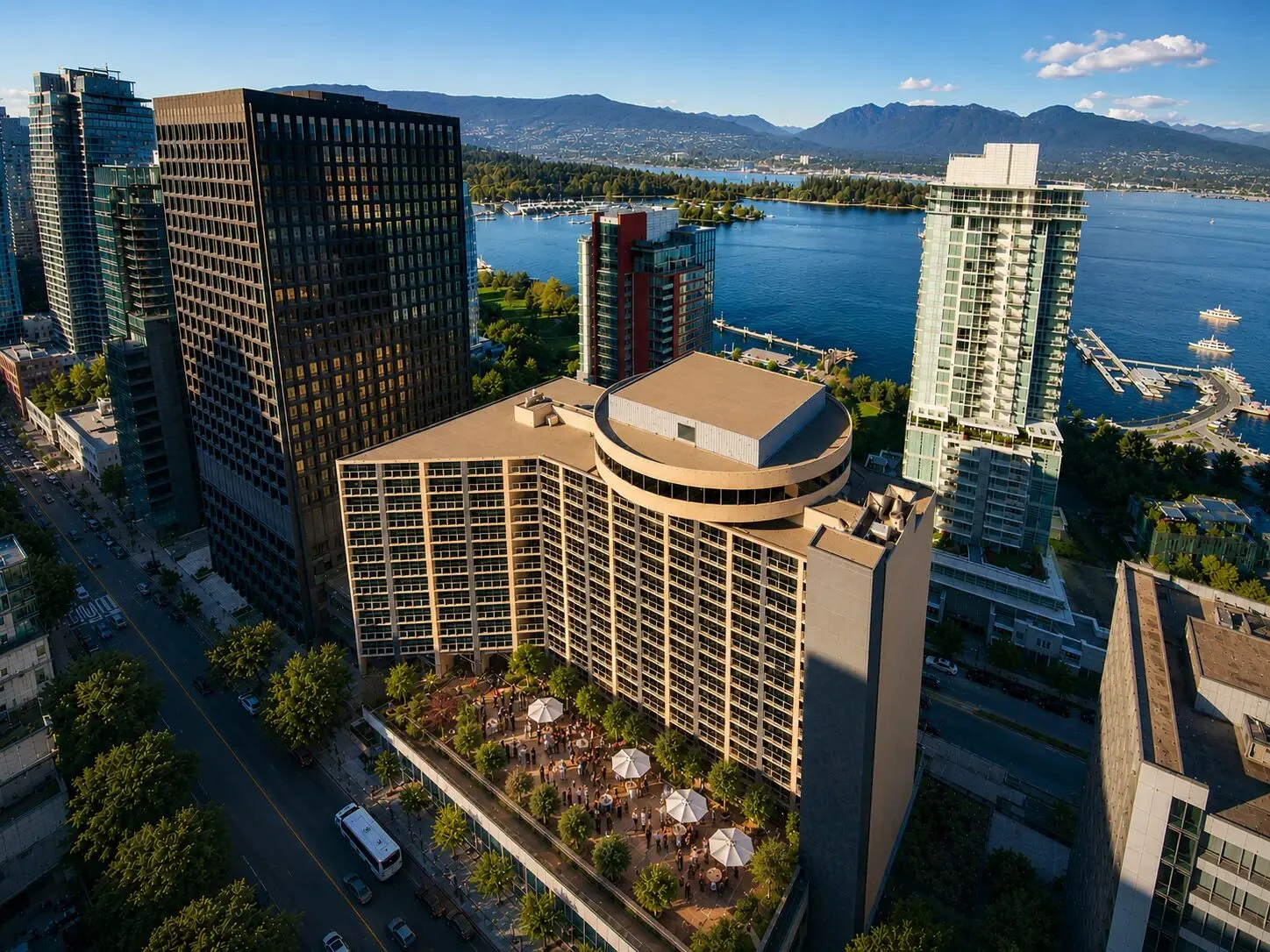 Vista aérea de Pinnacle Hotel Harbourfront en Coal Harbour, centro de Vancouver