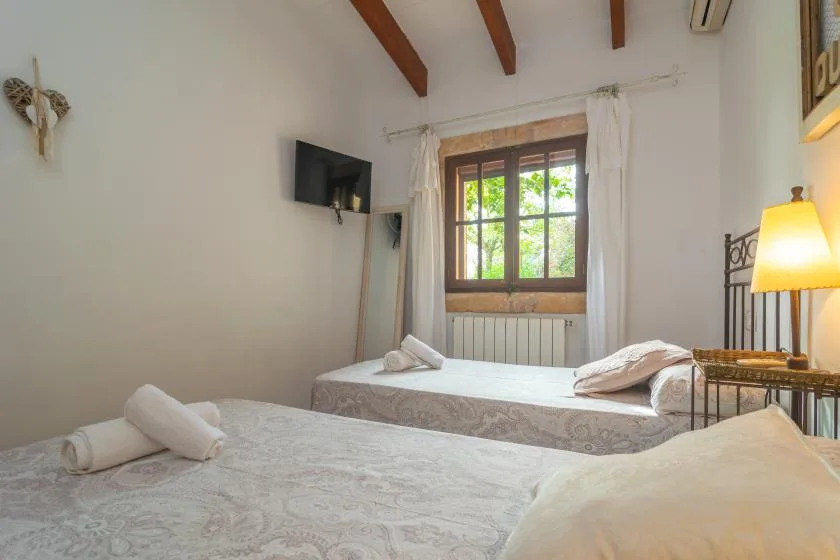 Un dormitorio con dos camas junto a una ventana.