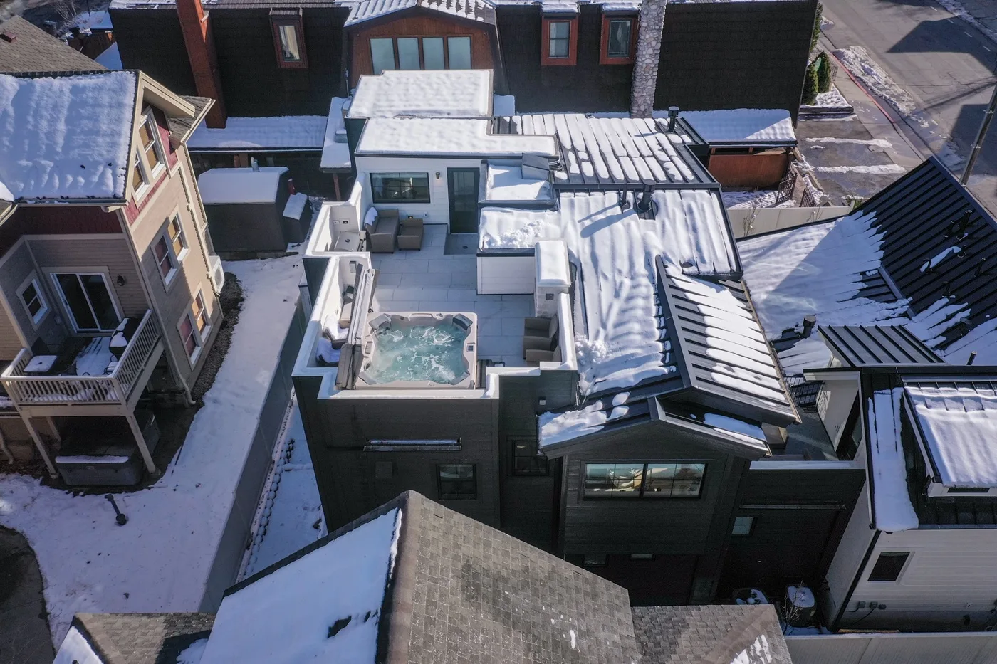 Vista aérea de edificios cubiertos de nieve y una pequeña piscina exterior.