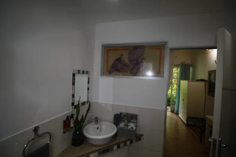 Habitación con cabecero pintado a mano
