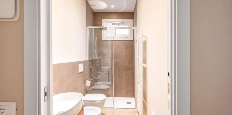 Un baño con una ducha de vidrio y un lavabo.