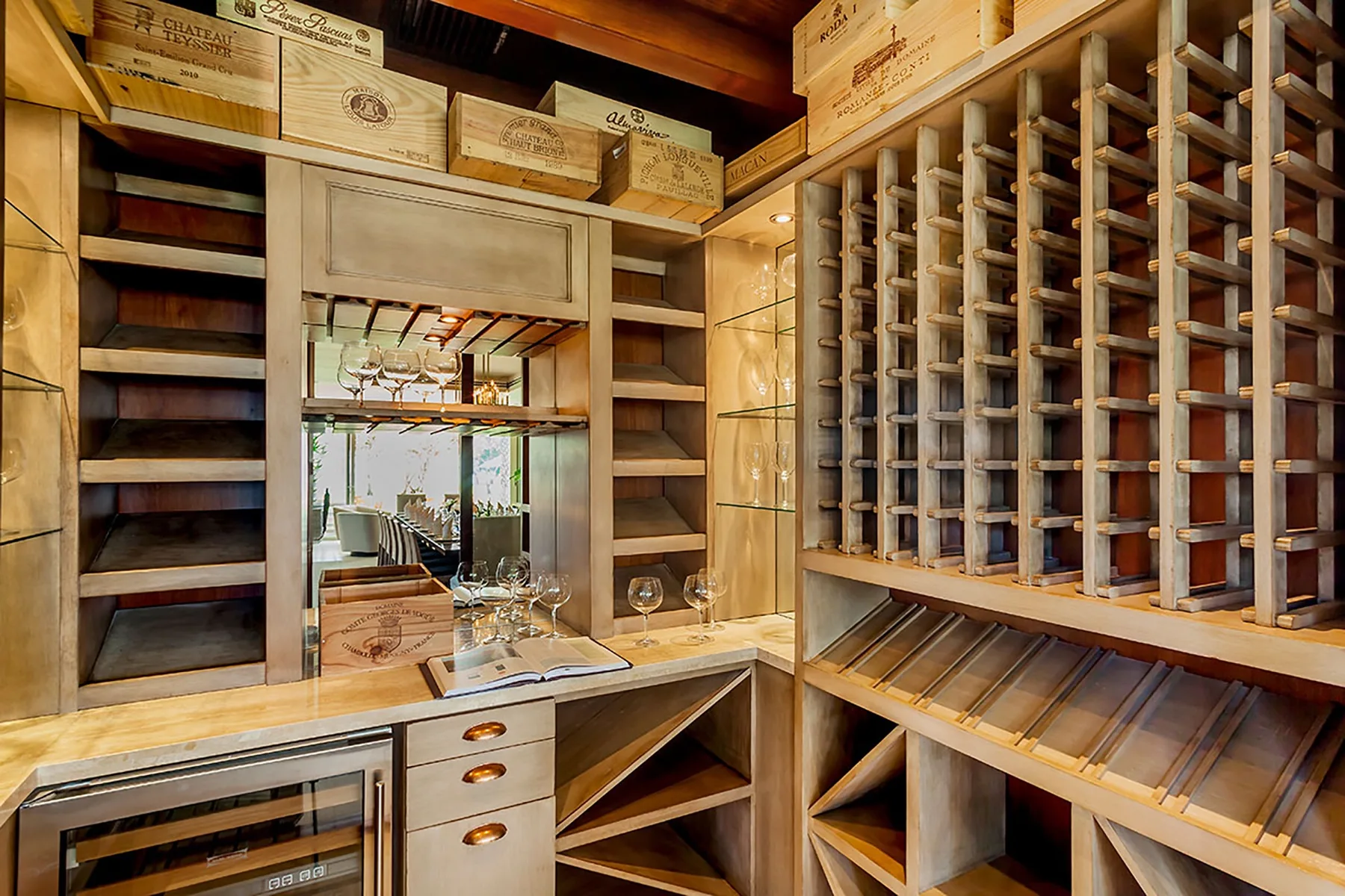 Una bodega de madera con estantes para botellas y una encimera.