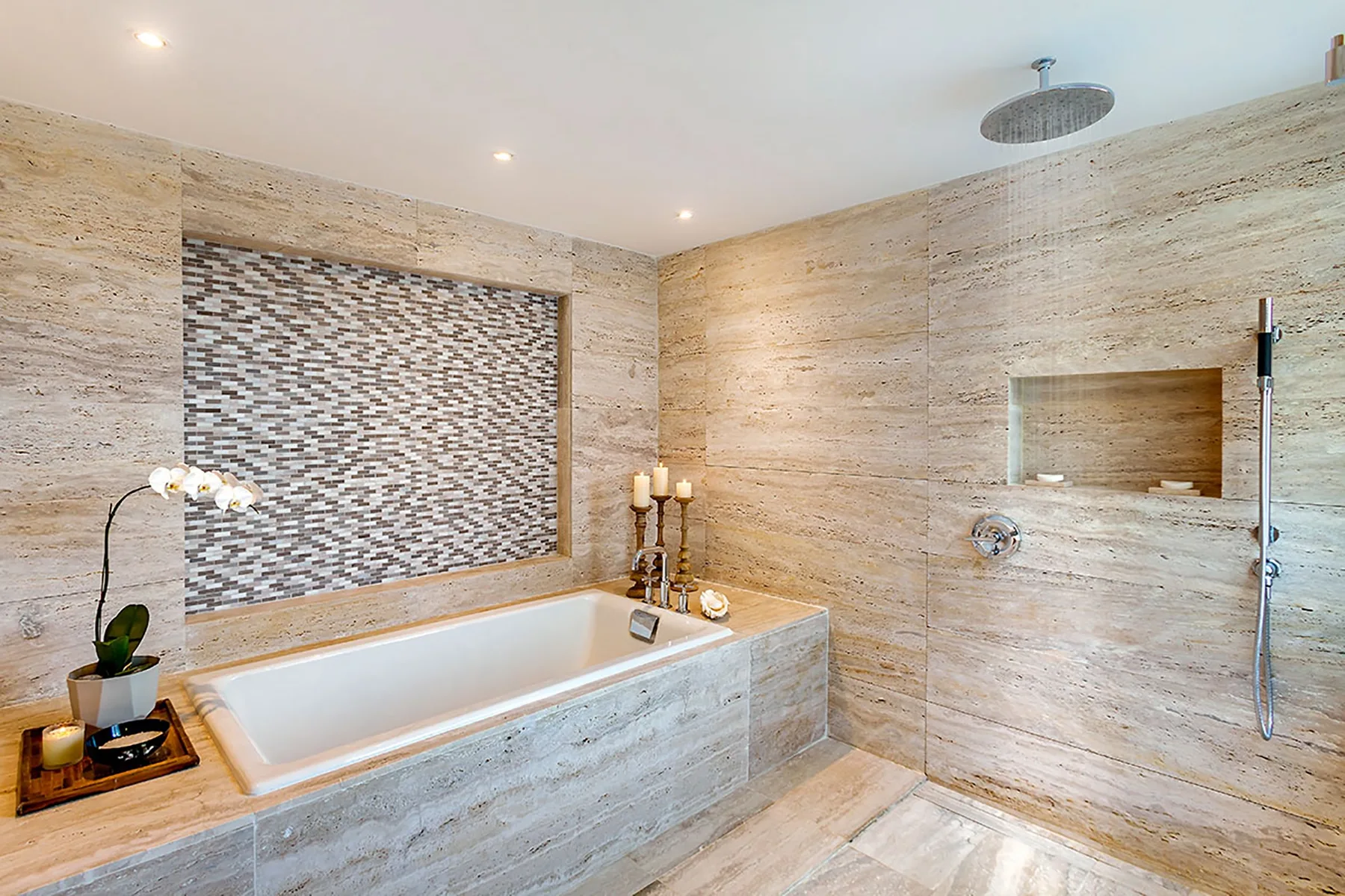 Un baño amplio con bañera empotrada y ducha montada en la pared.