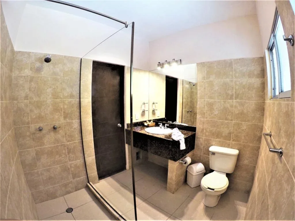 Deluxe room bathroom