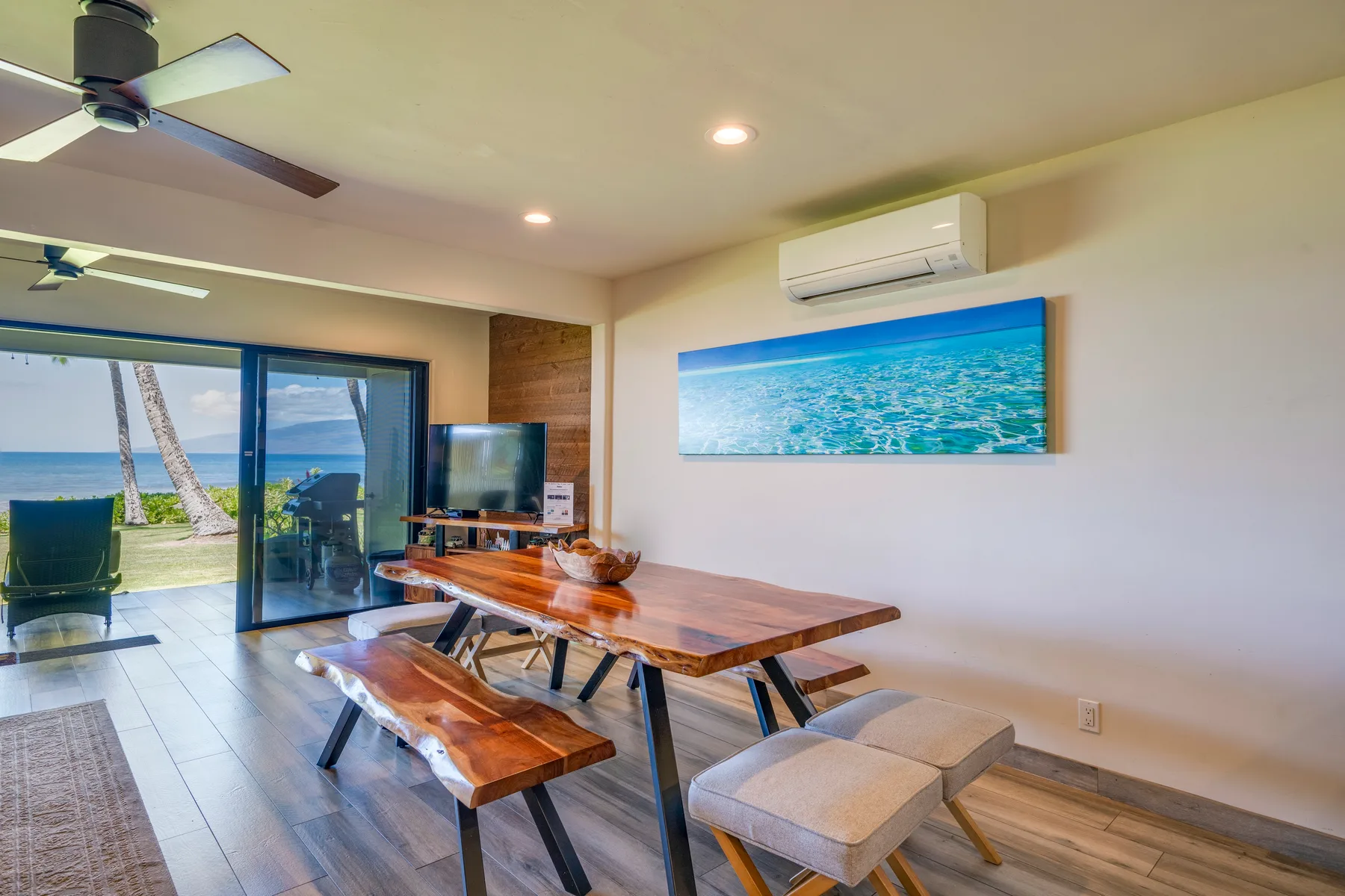 Comedor con una mesa de madera junto a puertas corredizas de vidrio que dan a un patio.