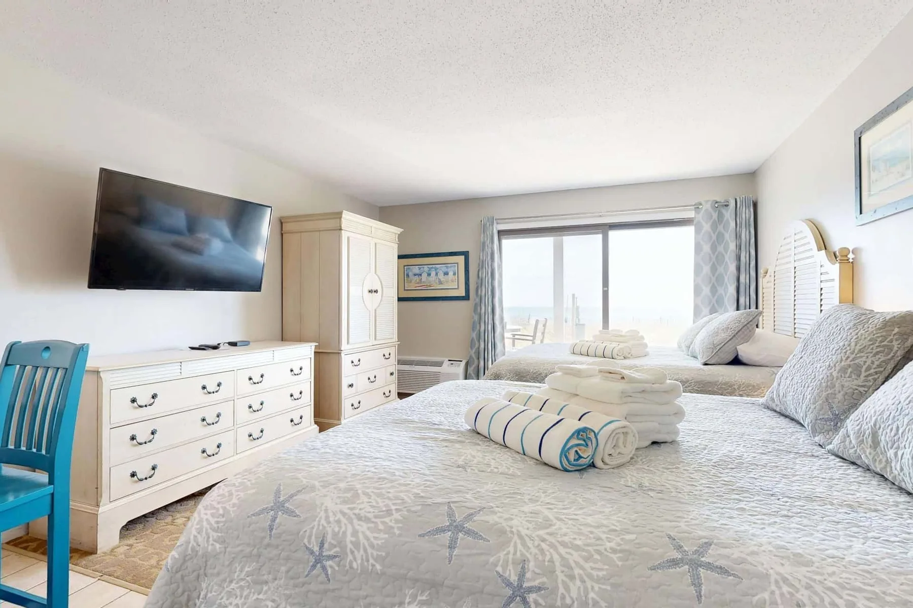 Un dormitorio luminoso con una cama grande y una ventana con vistas al agua.