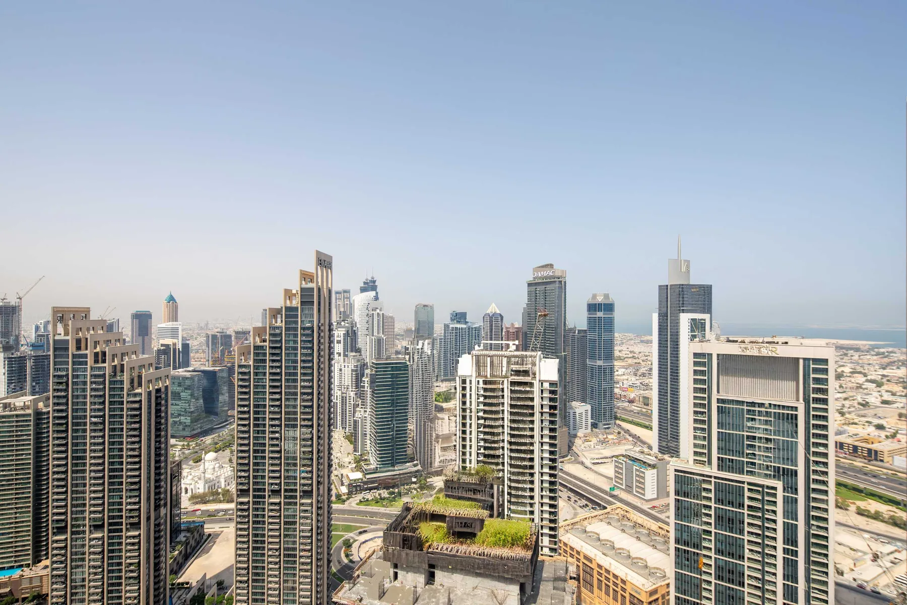 Un horizonte urbano con numerosos edificios altos bajo un cielo despejado.