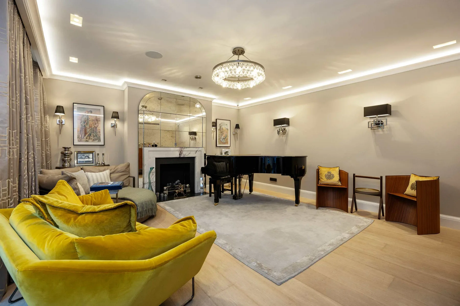 Una sala de estar con piano de cola, chimenea y asientos.