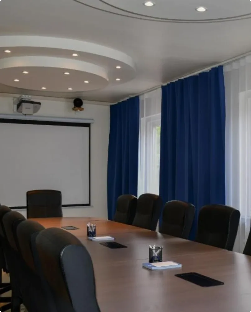 Sala de conferencias con pantalla de proyección