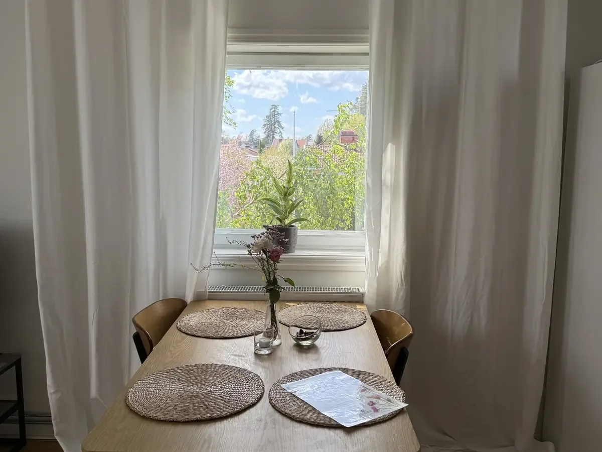 Zona de comedor junto a una ventana — Nyhemsgatan 29