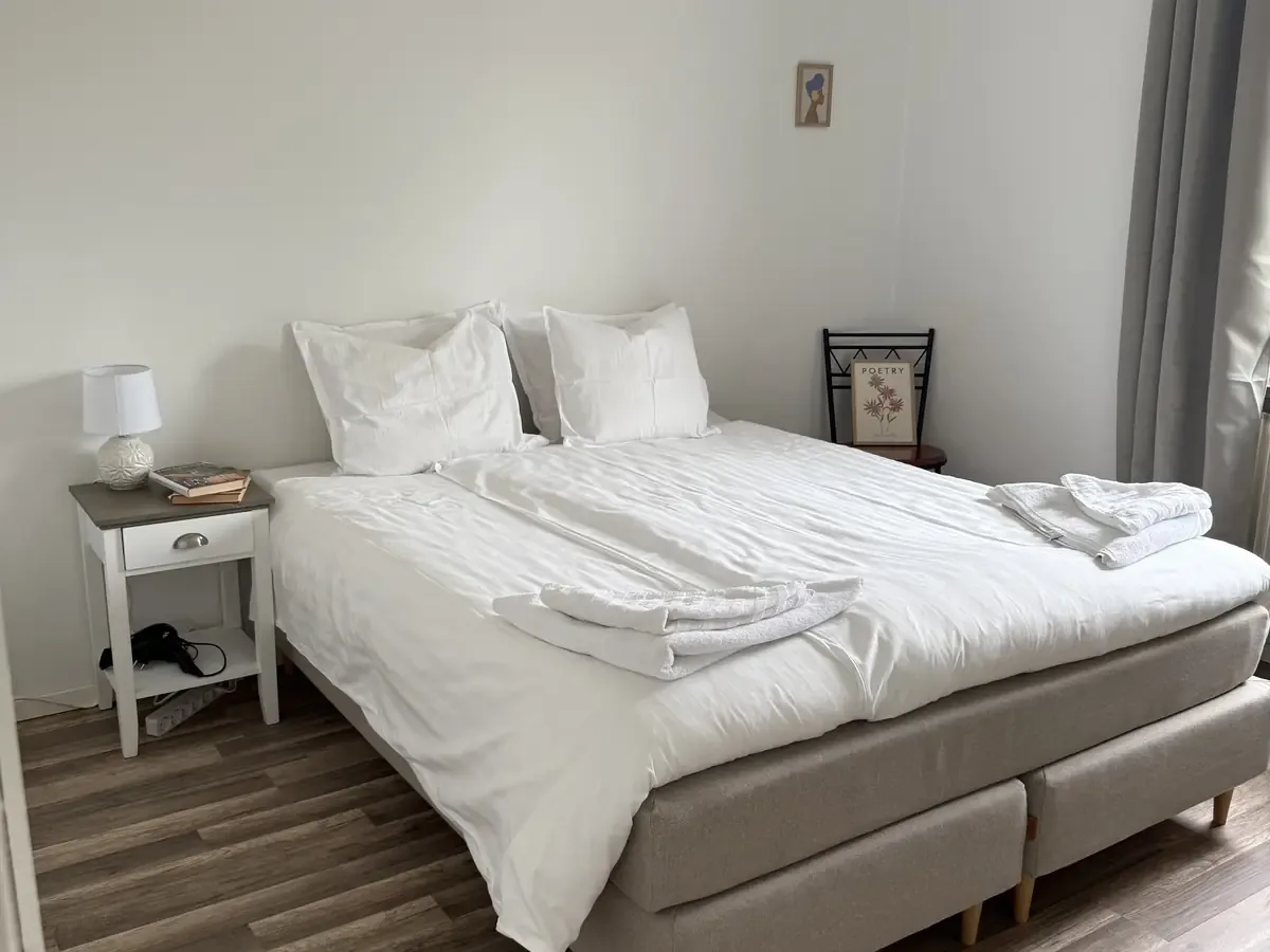 Dormitorio con la cama hecha — Storgatan 16C
