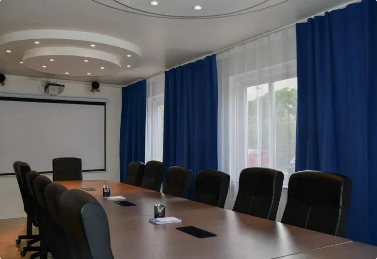 Sala de conferencias con pantalla de proyección