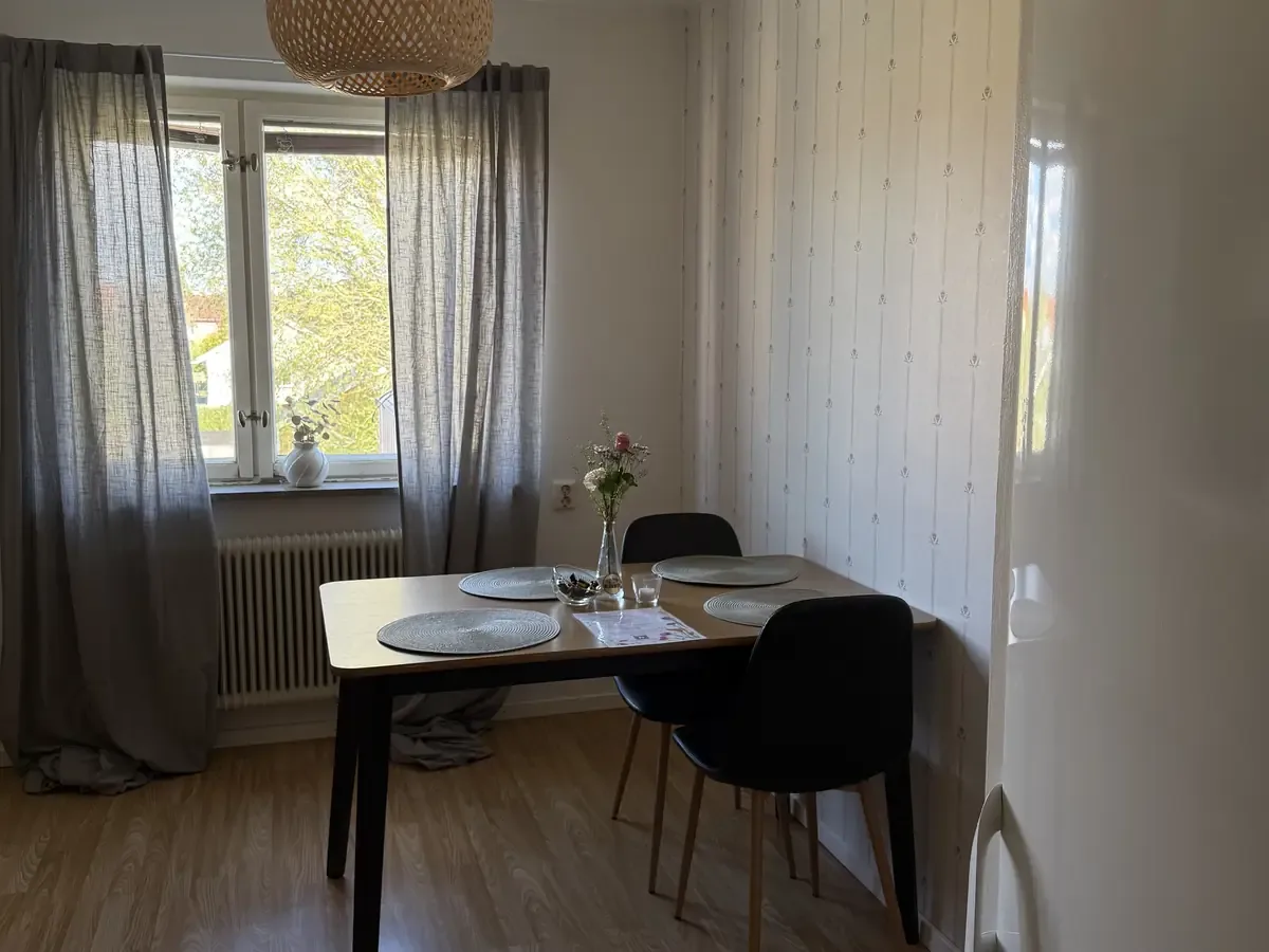 Zona de comedor junto a una ventana — Nyhemsgatan 29