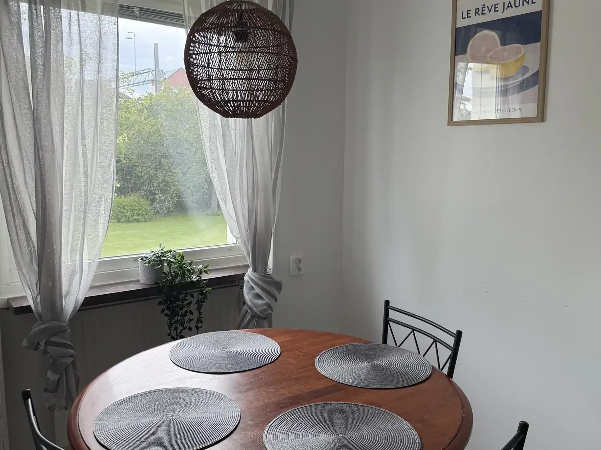Zona de comedor con mesa redonda — Storgatan 16C