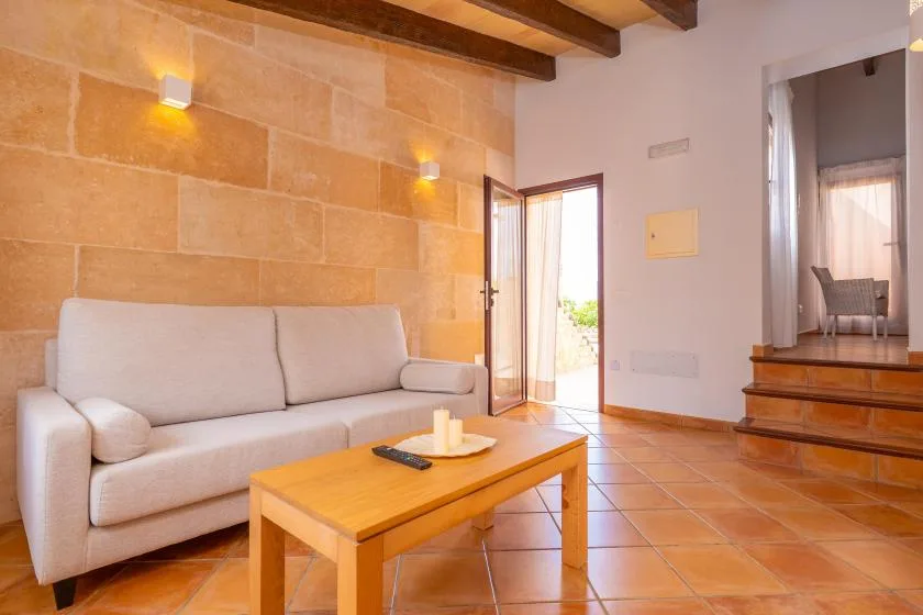 Una sala de estar con un sofá y una mesa de centro de madera.