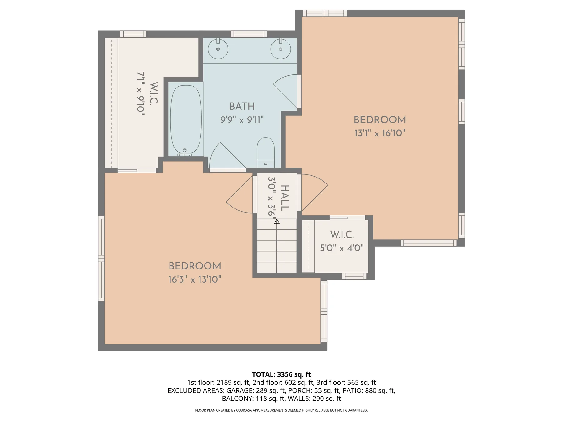 Un plano muestra dos dormitorios, un baño y un pasillo central.