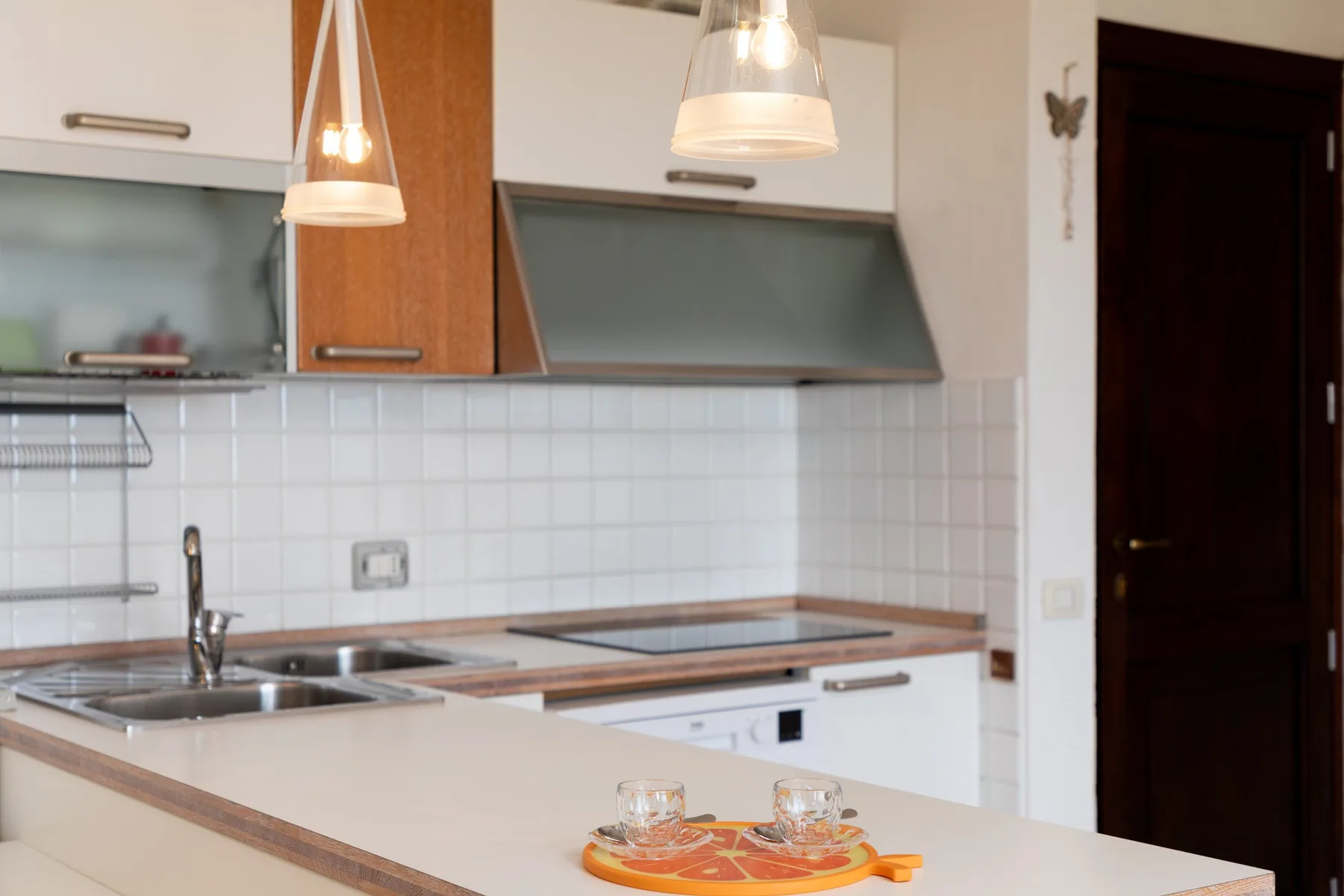 Una cocina moderna con encimera, fregadero y estufa.