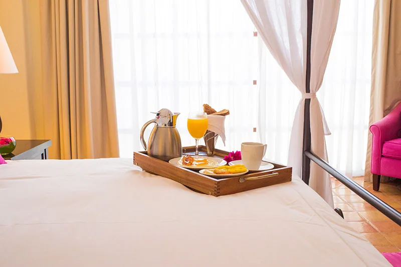Bandeja de desayuno en una habitación del Hotel Guaycura.
