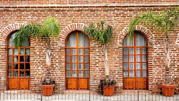 Fachada histórica de ladrillo del Guaycura Boutique Hotel en Todos Santos.