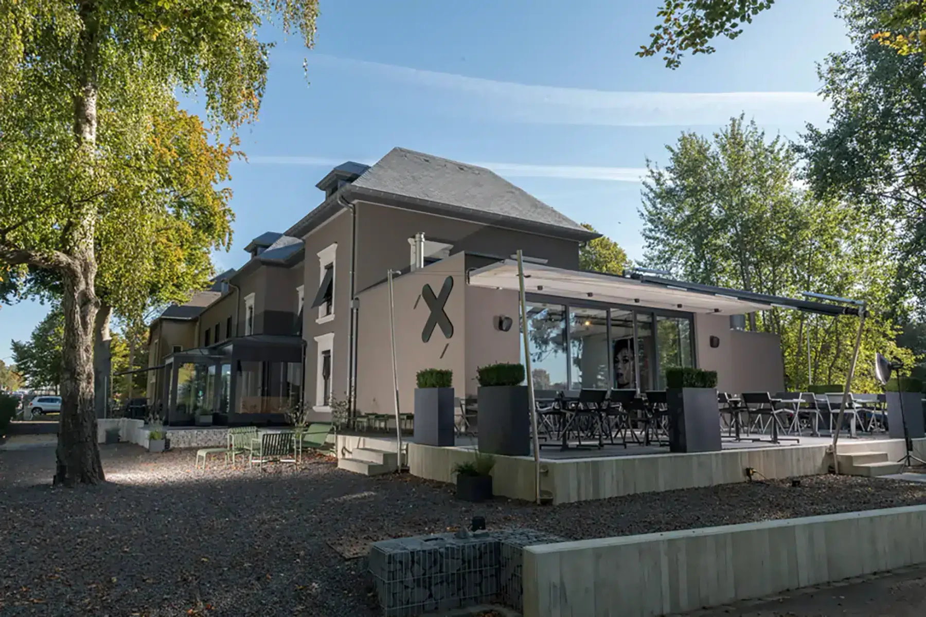 Exterior de Airfield Living y del restaurante Fields