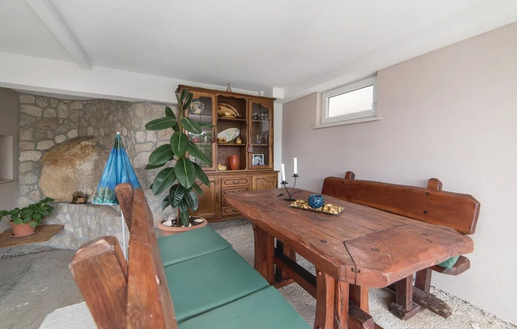 Un comedor rústico con una mesa de madera y una chimenea de piedra.