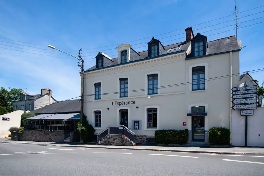 Fachada del hotel-restaurante L'Espérance en Vitré