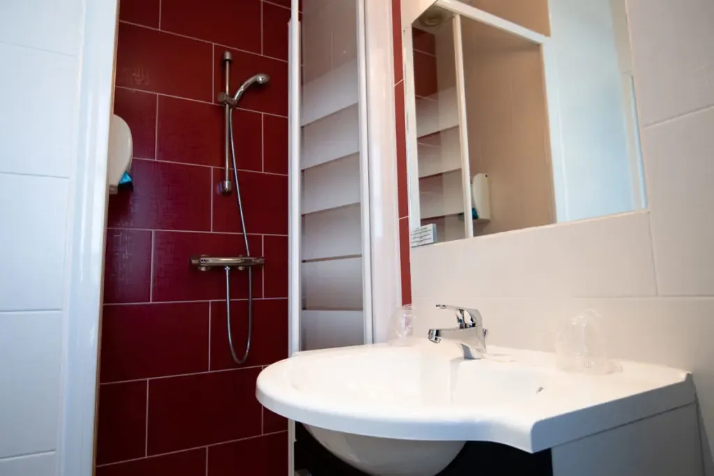 Baño con ducha y lavabo