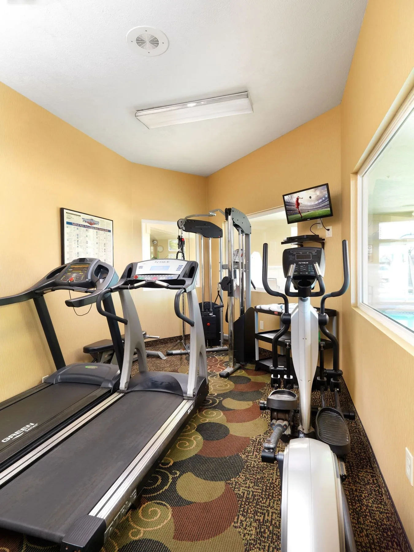 Sala de entrenamiento con equipos de ejercicio