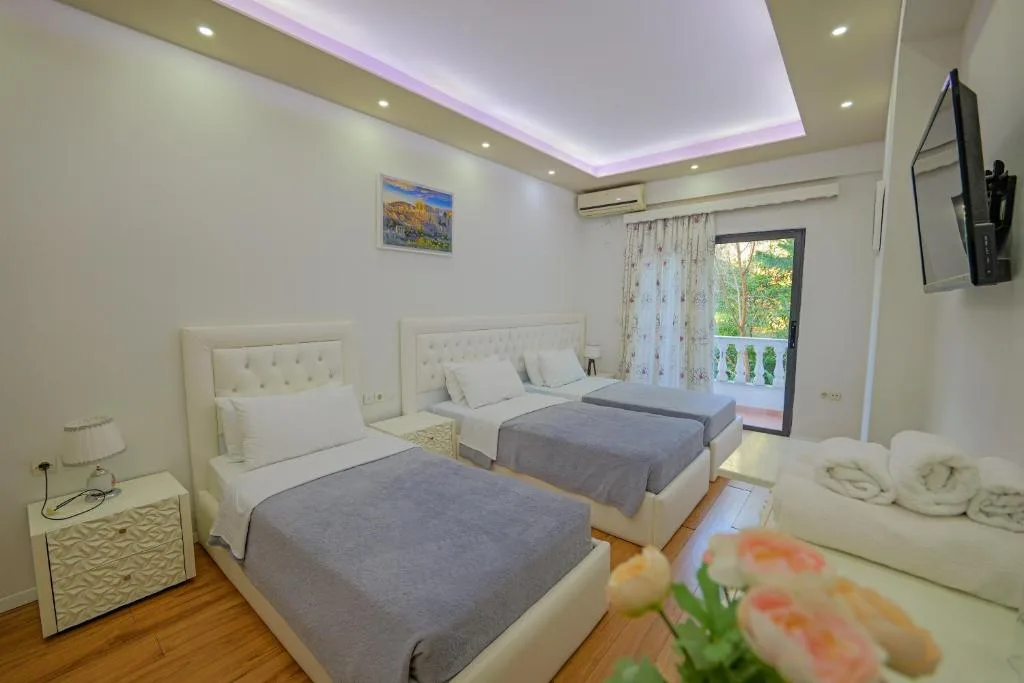 Habitación triple con balcón