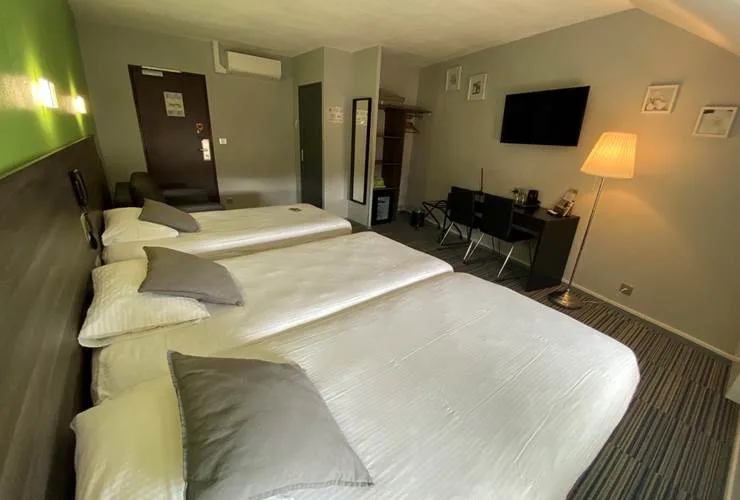 Air-conditioned triple room with three single beds