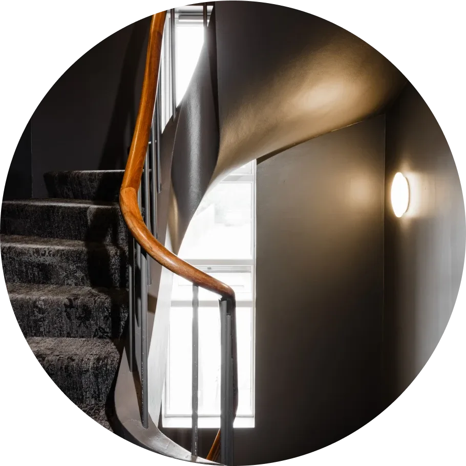 Interior de una habitación de hotel.