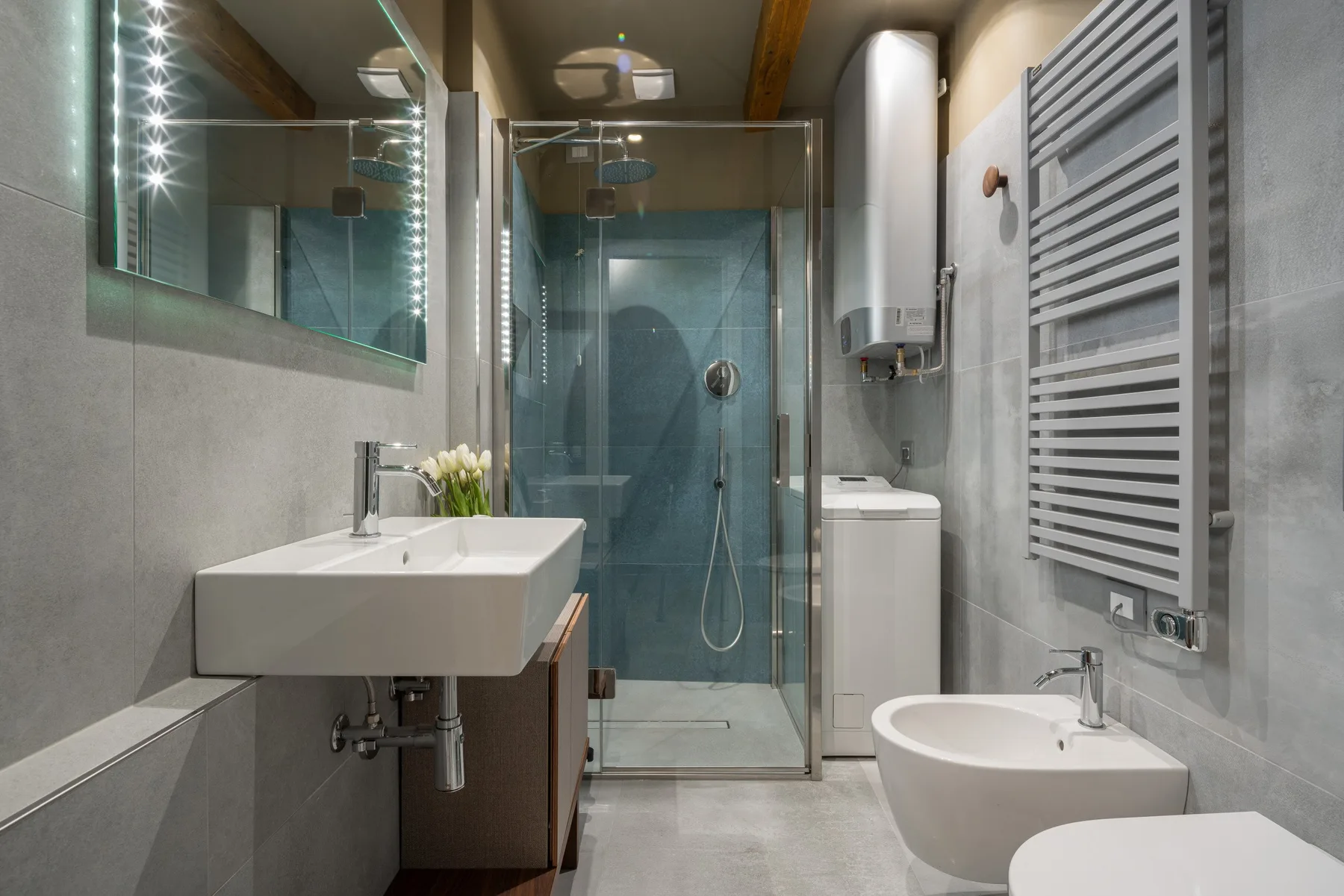 Un baño moderno con ducha de vidrio, lavabo y bidé.
