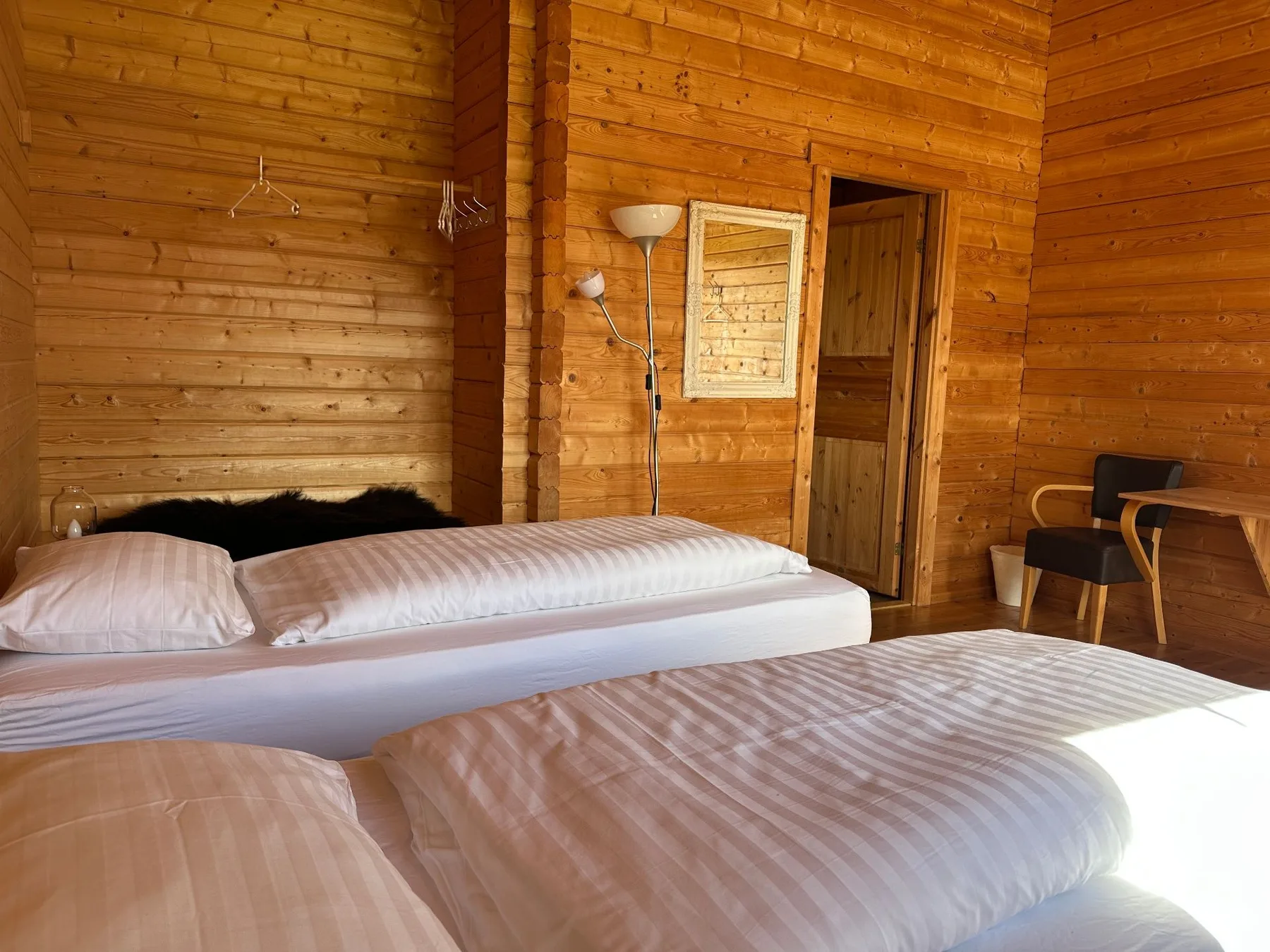 Habitación doble con cama de matrimonio o dos camas individuales y balcón